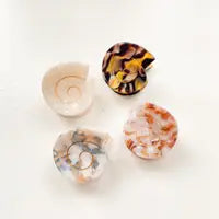 Adorro Cora Round Swirly Seashell Clip