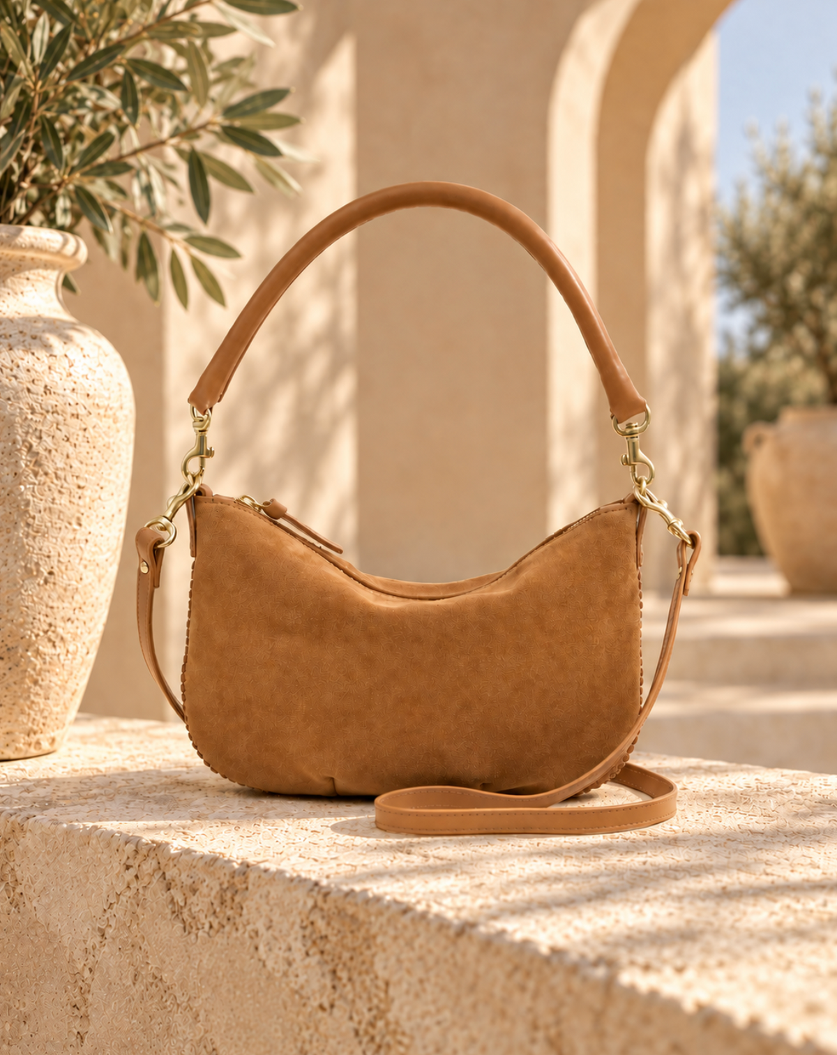Clare V. Petit Moyen Messenger